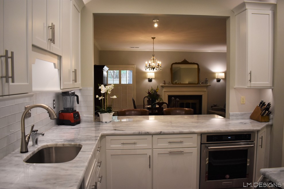 Idéer för att renovera ett vintage grå grått kök, med en undermonterad diskho, skåp i shakerstil, vita skåp, bänkskiva i kvartsit, vitt stänkskydd, stänkskydd i glaskakel, rostfria vitvaror, skiffergolv och grönt golv