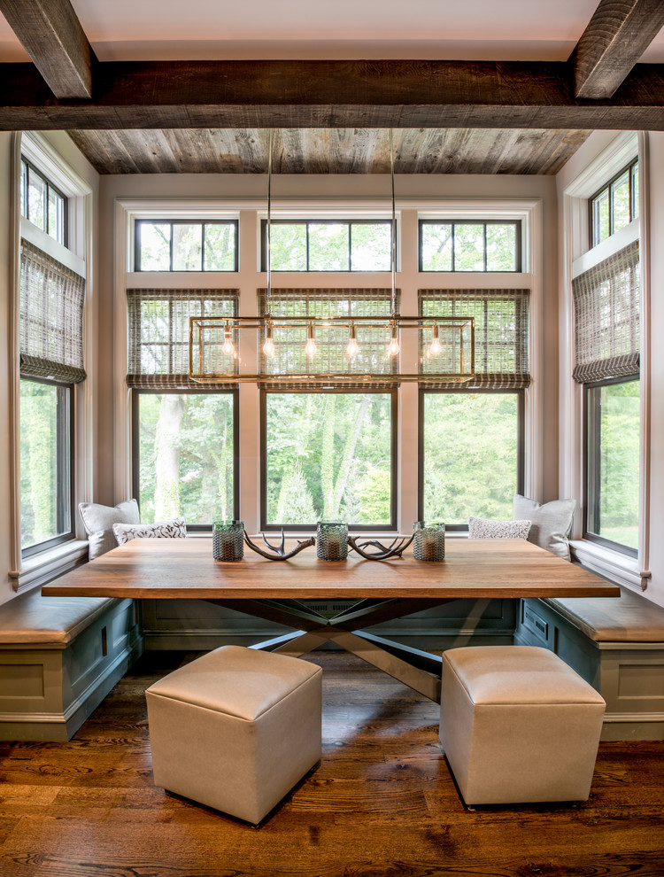 Cette photo montre une salle à manger chic avec un sol en bois brun.