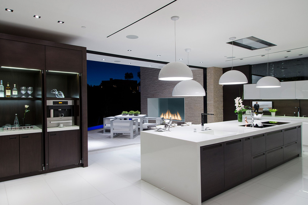Idee per un'ampia cucina moderna con lavello integrato, ante lisce, ante marroni, elettrodomestici in acciaio inossidabile, pavimento bianco e top bianco