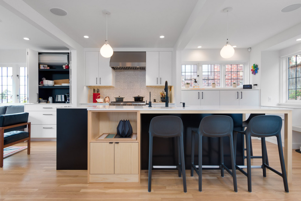 Immagine di una cucina minimal con ante lisce, ante bianche, parquet chiaro, pavimento beige e top bianco