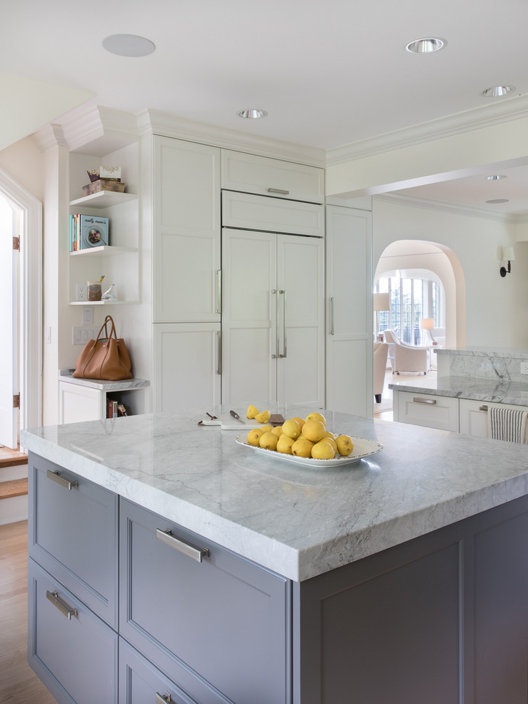 Exempel på ett klassiskt grå grått kök, med luckor med upphöjd panel, grå skåp, marmorbänkskiva, grått stänkskydd, stänkskydd i marmor, rostfria vitvaror, mellanmörkt trägolv, en köksö och en rustik diskho