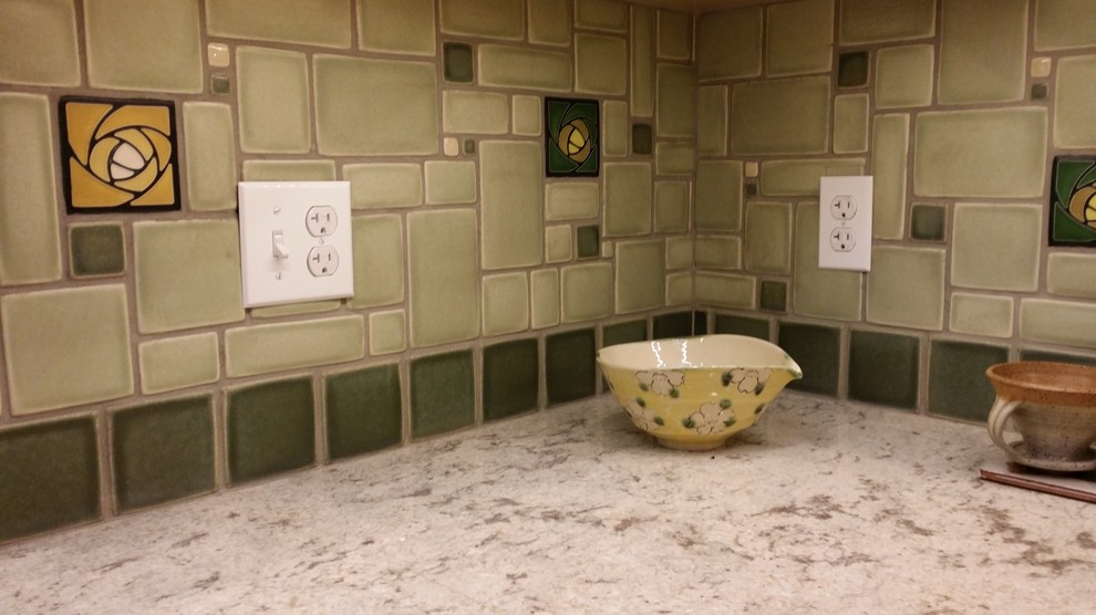 Immagine di una cucina vittoriana di medie dimensioni con lavello sottopiano, ante in stile shaker, ante in legno scuro, paraspruzzi verde, paraspruzzi con piastrelle in ceramica, elettrodomestici in acciaio inossidabile e pavimento in legno massello medio