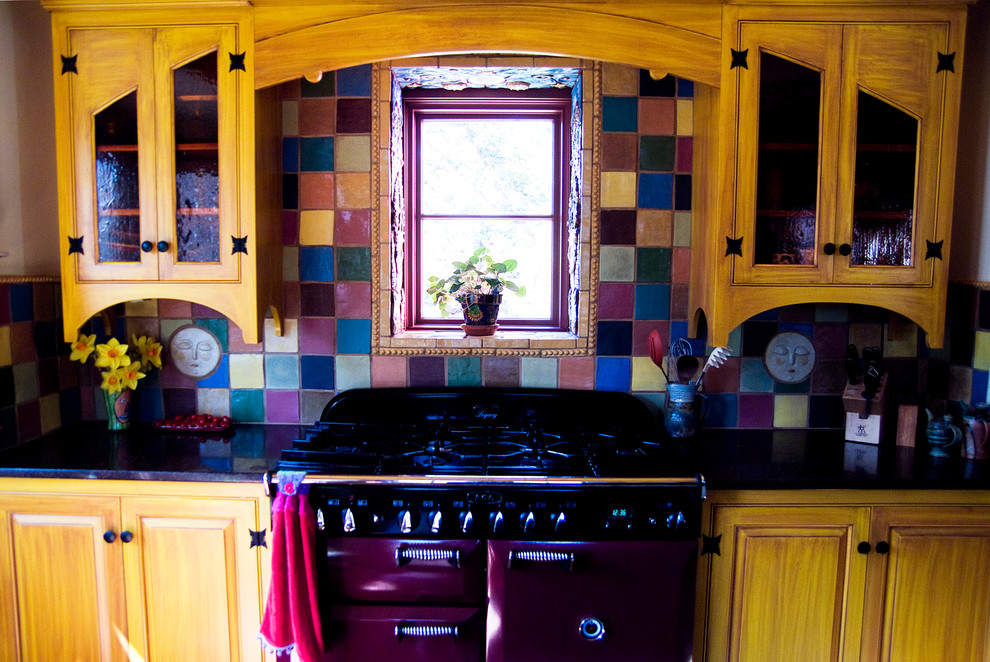 Идея дизайна: отдельная кухня в стиле фьюжн с столешницей из кварцевого агломерата, разноцветным фартуком, цветной техникой и пробковым полом