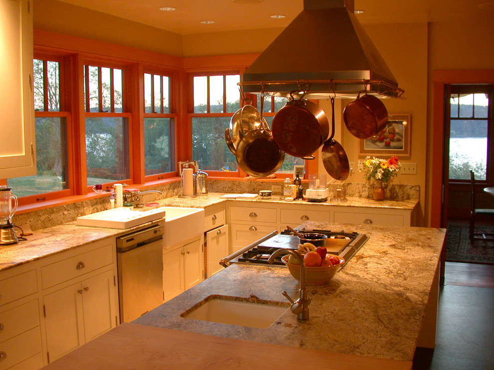 Bild på ett avskilt, mellanstort amerikanskt l-kök, med en rustik diskho, skåp i shakerstil, vita skåp, beige stänkskydd, stänkskydd i sten, rostfria vitvaror, linoleumgolv, en köksö och granitbänkskiva