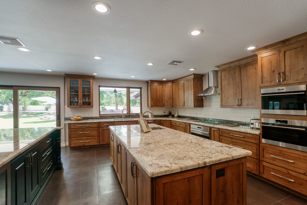 Immagine di una cucina minimal di medie dimensioni con lavello sottopiano, ante in stile shaker, ante in legno scuro, paraspruzzi bianco, elettrodomestici in acciaio inossidabile, pavimento beige e top beige