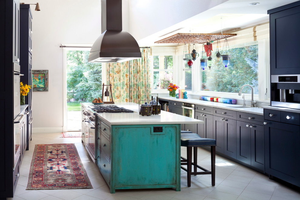 Свежая идея для дизайна: кухня в стиле фьюжн - отличное фото интерьера