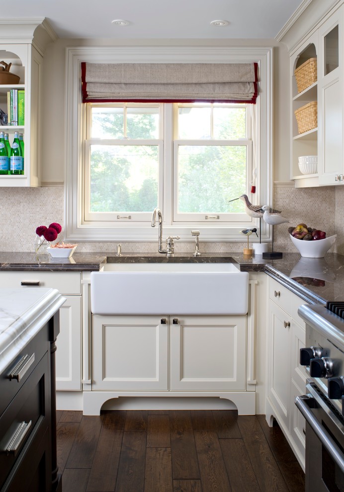Bild på ett mellanstort vintage kök, med en rustik diskho, luckor med profilerade fronter, vita skåp, marmorbänkskiva, beige stänkskydd, stänkskydd i mosaik, rostfria vitvaror, mörkt trägolv och en köksö
