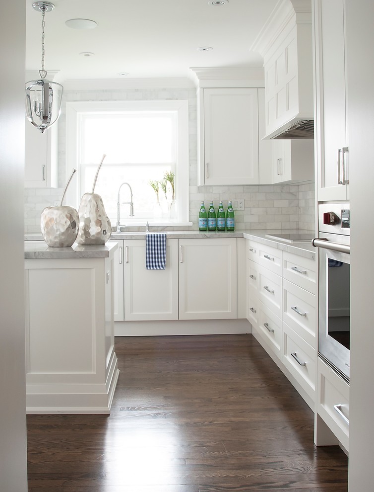 Idéer för avskilda, mellanstora vintage l-kök, med en dubbel diskho, vita skåp, rostfria vitvaror, en köksö, luckor med infälld panel, marmorbänkskiva, grått stänkskydd, stänkskydd i marmor, mörkt trägolv och brunt golv