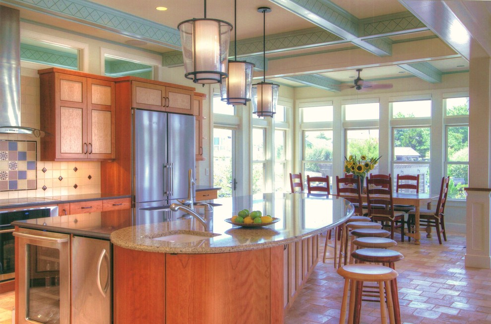 Exempel på ett stort maritimt kök och matrum, med en undermonterad diskho, släta luckor, skåp i mellenmörkt trä, bänkskiva i kvarts, beige stänkskydd, stänkskydd i keramik, rostfria vitvaror, klinkergolv i terrakotta, en köksö och flerfärgat golv