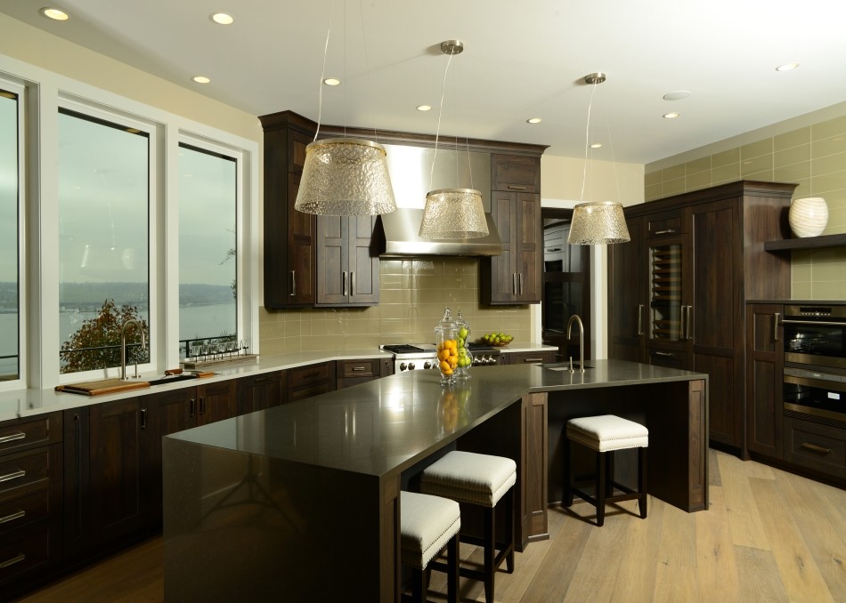 Imagen de cocina lineal minimalista grande abierta con electrodomésticos de acero inoxidable y una isla