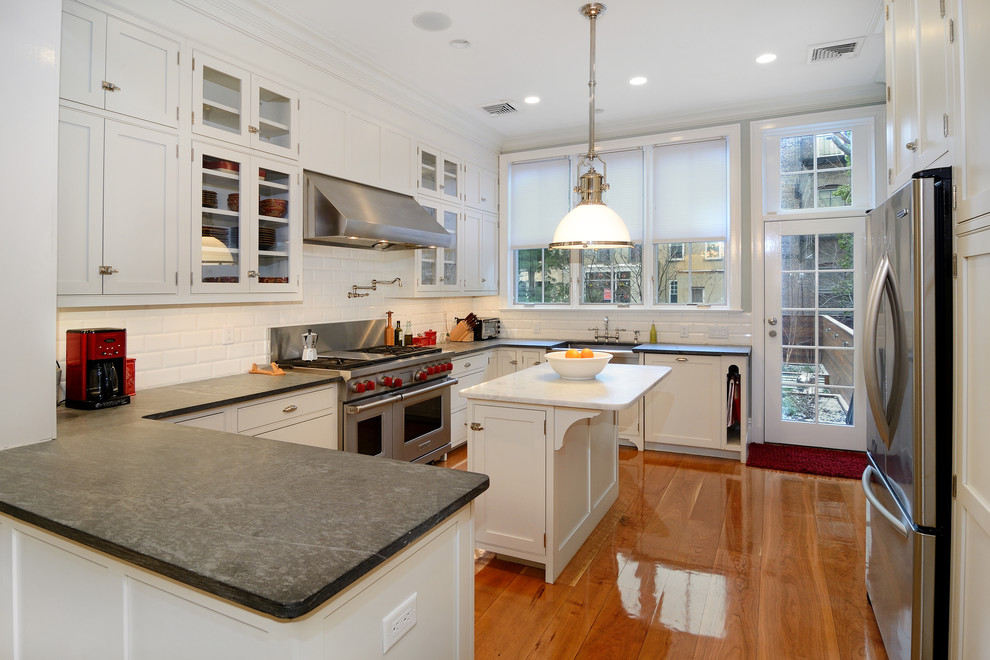 Foto di una cucina minimal con lavello stile country, ante in stile shaker, ante bianche, paraspruzzi bianco, paraspruzzi in gres porcellanato e elettrodomestici in acciaio inossidabile