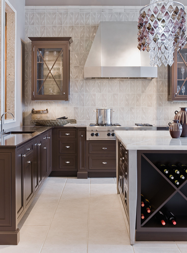 Klassische Küche mit Küchengeräten aus Edelstahl, Onyx-Arbeitsplatte, Schrankfronten mit vertiefter Füllung, dunklen Holzschränken, Küchenrückwand in Weiß und Keramikboden in Boston