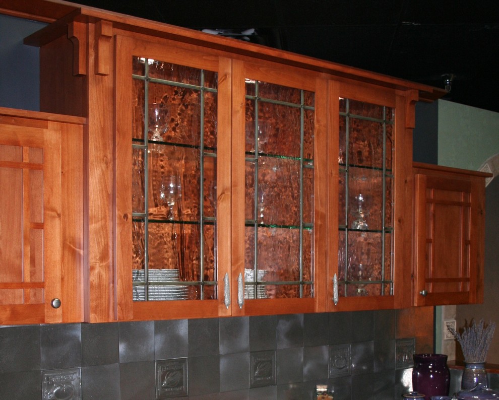 Пример оригинального дизайна: кухня в стиле кантри с фасадами с выступающей филенкой, фасадами цвета дерева среднего тона, фартуком из керамической плитки, кирпичным полом, красным полом, гранитной столешницей и серым фартуком