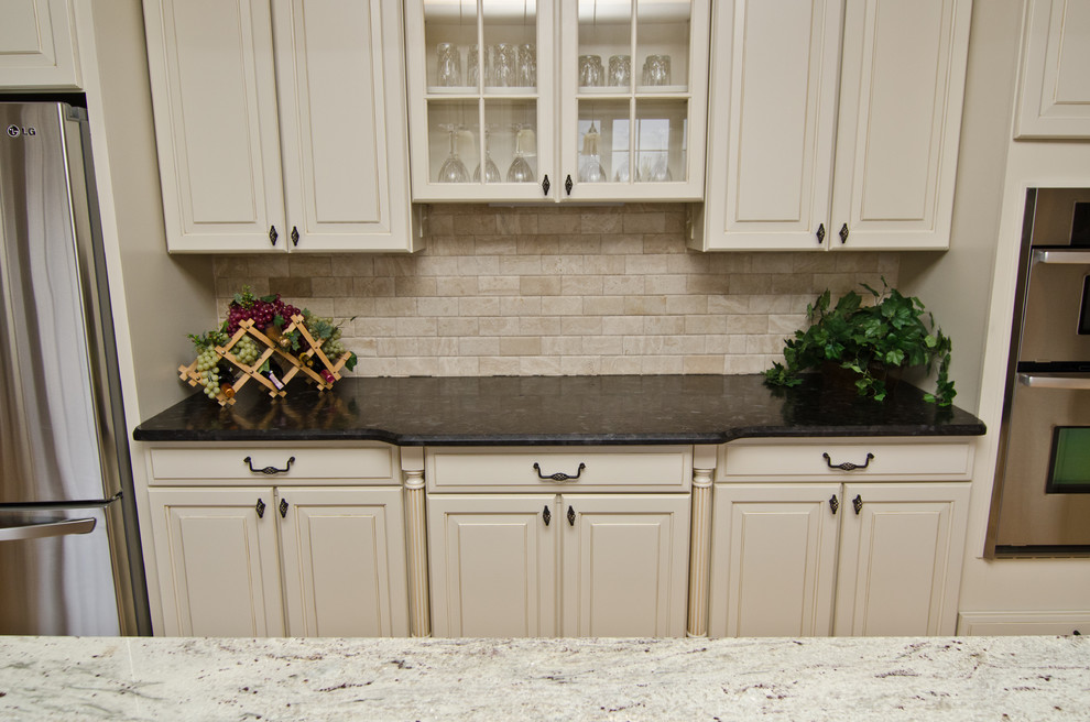Kitchen - traditional kitchen idea in DC Metro