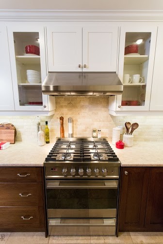 Klassisk inredning av ett mellanstort kök, med en nedsänkt diskho, skåp i shakerstil, skåp i mörkt trä, laminatbänkskiva, beige stänkskydd, stänkskydd i stenkakel, rostfria vitvaror, marmorgolv och en halv köksö