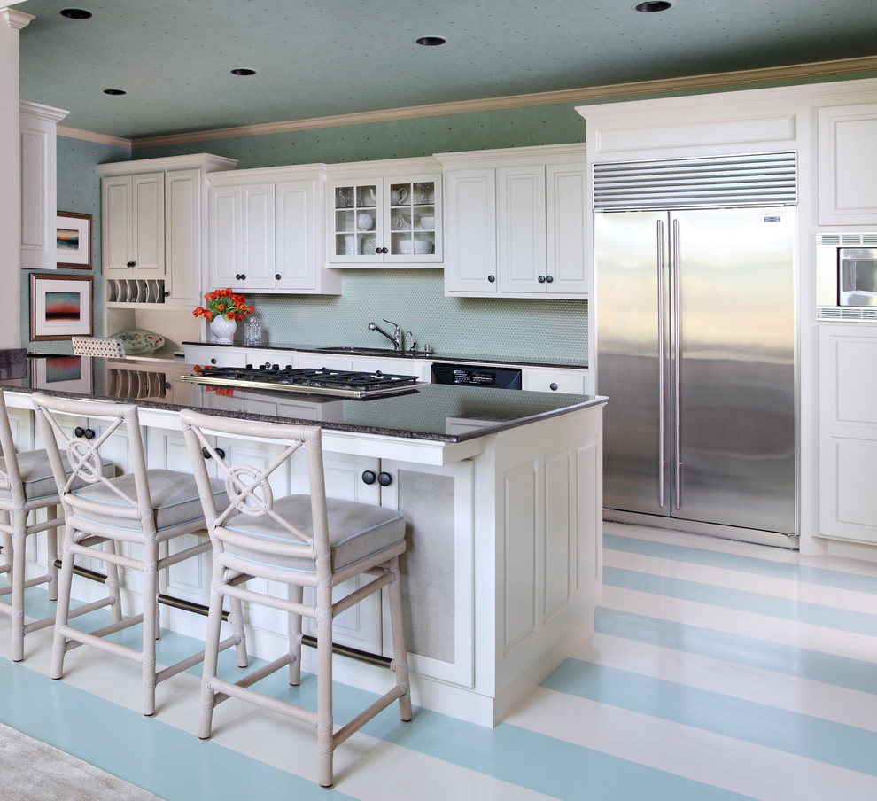 Inspiration för ett mellanstort vintage linjärt kök och matrum, med en undermonterad diskho, luckor med upphöjd panel, vita skåp, blått stänkskydd, rostfria vitvaror och en köksö