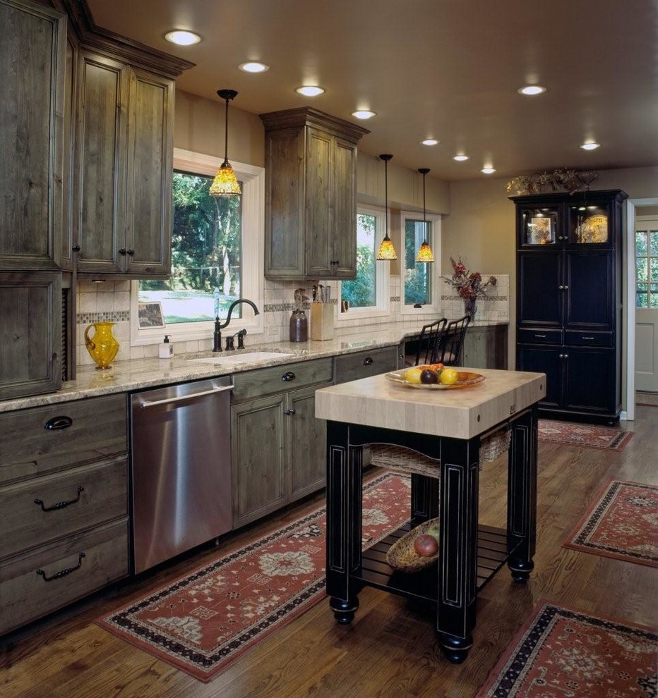Bild på ett mellanstort eklektiskt kök, med skåp i mellenmörkt trä, granitbänkskiva, stänkskydd i stenkakel, rostfria vitvaror, mellanmörkt trägolv och en köksö