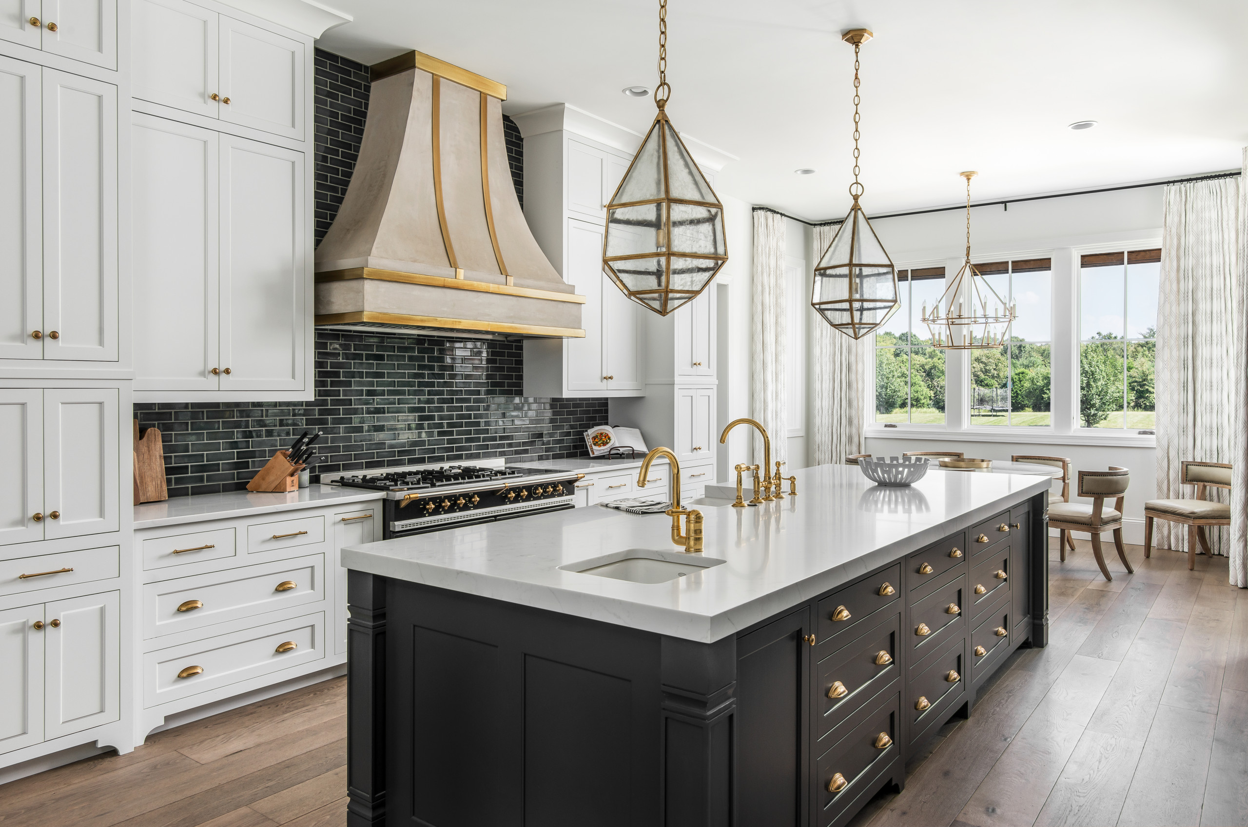 13+ Black and White Kitchen with Gold Hardware ( TIMELESS )