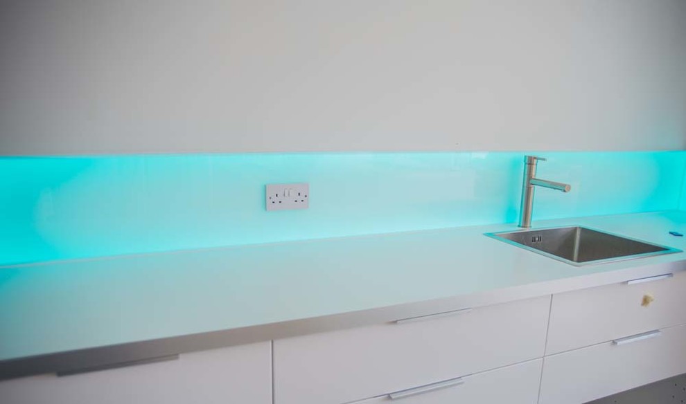 LED Illuminated Kitchen Glass Back Splash - Contemporary - Kitchen -  Hertfordshire - by CreoGlass Design | Houzz