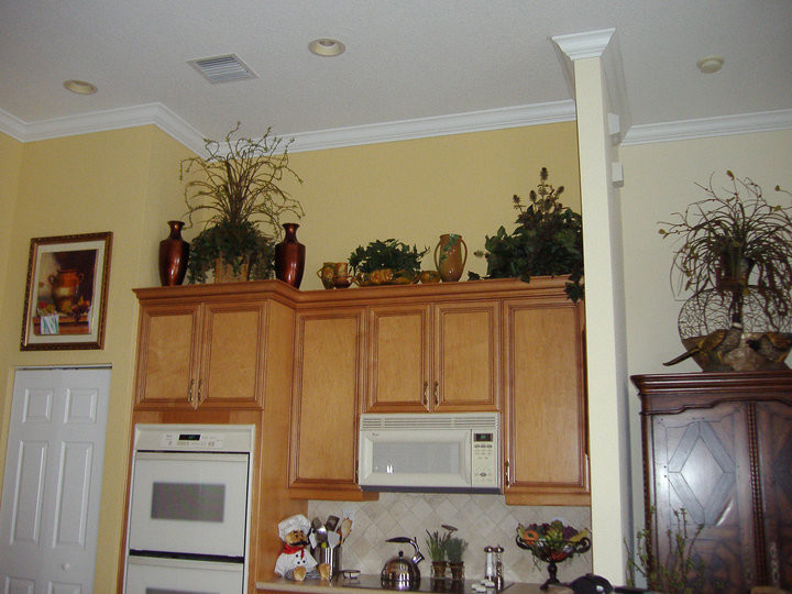 Elegant kitchen photo in Miami