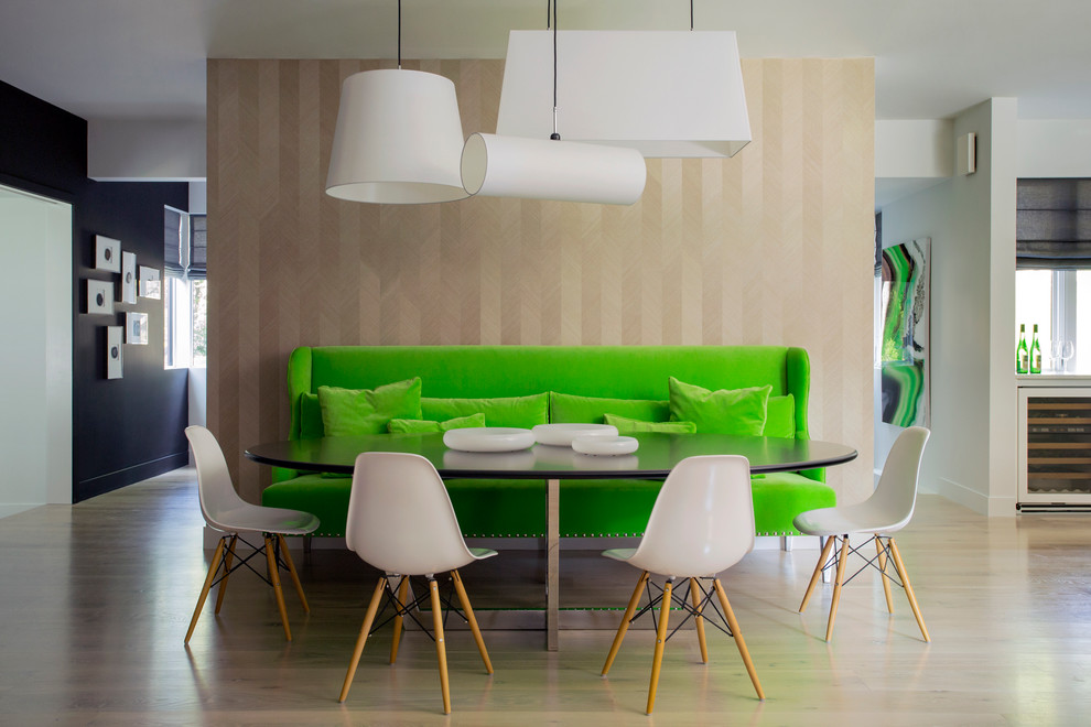 Immagine di un'ampia sala da pranzo aperta verso la cucina minimalista con parquet chiaro