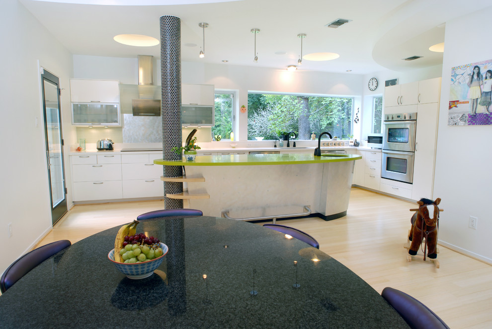Immagine di una cucina eclettica con ante lisce, ante bianche, elettrodomestici in acciaio inossidabile e top verde