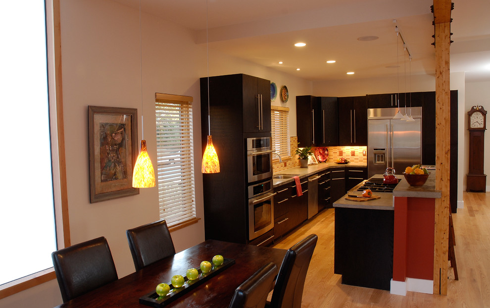 Immagine di una cucina moderna con lavello da incasso, ante in legno bruno, top in granito, paraspruzzi arancione, paraspruzzi con piastrelle in ceramica, elettrodomestici in acciaio inossidabile e parquet chiaro