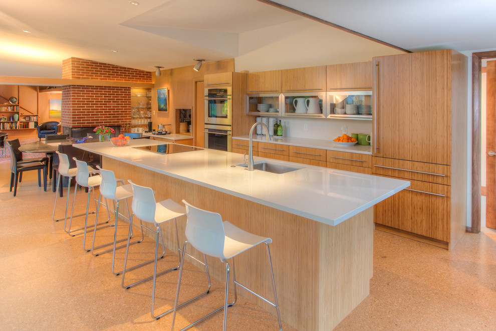 Cette photo montre une cuisine ouverte parallèle et encastrable rétro en bois clair avec un évier encastré, un placard à porte plane, une crédence blanche et un sol beige.
