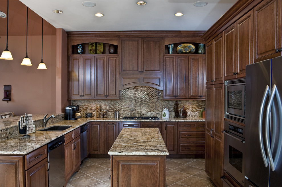 Exempel på ett mellanstort klassiskt kök, med rostfria vitvaror, granitbänkskiva, en undermonterad diskho, luckor med upphöjd panel, skåp i mellenmörkt trä, flerfärgad stänkskydd, stänkskydd i mosaik, klinkergolv i keramik och en köksö