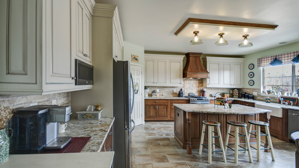Bild på ett mellanstort lantligt kök, med en rustik diskho, luckor med profilerade fronter, vita skåp, granitbänkskiva, beige stänkskydd, stänkskydd i stenkakel, rostfria vitvaror och en köksö