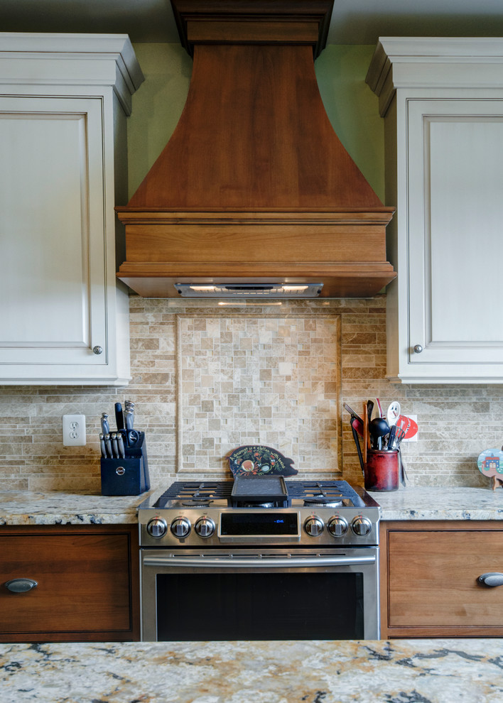 Idéer för att renovera ett mellanstort lantligt kök, med en rustik diskho, luckor med profilerade fronter, skåp i mellenmörkt trä, granitbänkskiva, beige stänkskydd, stänkskydd i stenkakel, rostfria vitvaror och en köksö
