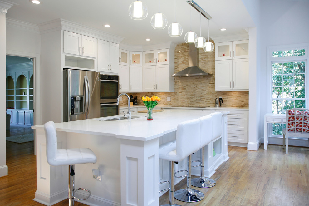 アトランタにあるトランジショナルスタイルのおしゃれなキッチン (ダブルシンク、シェーカースタイル扉のキャビネット、白いキャビネット、シルバーの調理設備) の写真