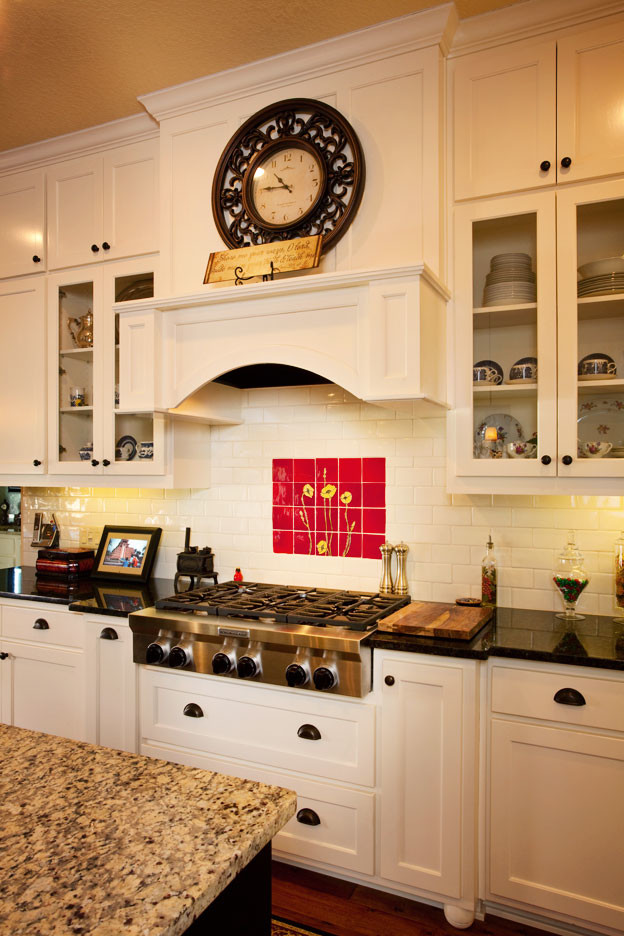 Offene, Zweizeilige, Große Klassische Küche mit weißen Schränken, Granit-Arbeitsplatte, braunem Holzboden, zwei Kücheninseln, Küchenrückwand in Weiß und Rückwand aus Metrofliesen in Austin