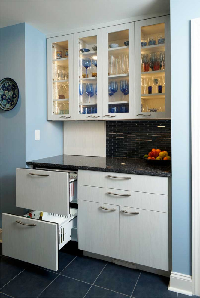Foto di una grande cucina minimal con lavello sottopiano, ante in legno chiaro, top in quarzite, paraspruzzi multicolore, 2 o più isole, pavimento blu e top nero