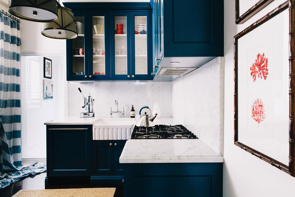 Inspiration för ett litet amerikanskt kök, med en rustik diskho, skåp i shakerstil, blå skåp, marmorbänkskiva, stänkskydd i marmor och mörkt trägolv