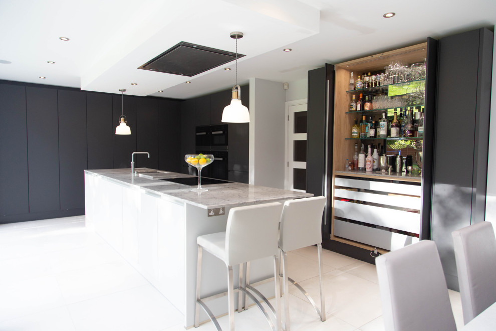 Offene, Große Moderne Küche mit flächenbündigen Schrankfronten und Kücheninsel in London