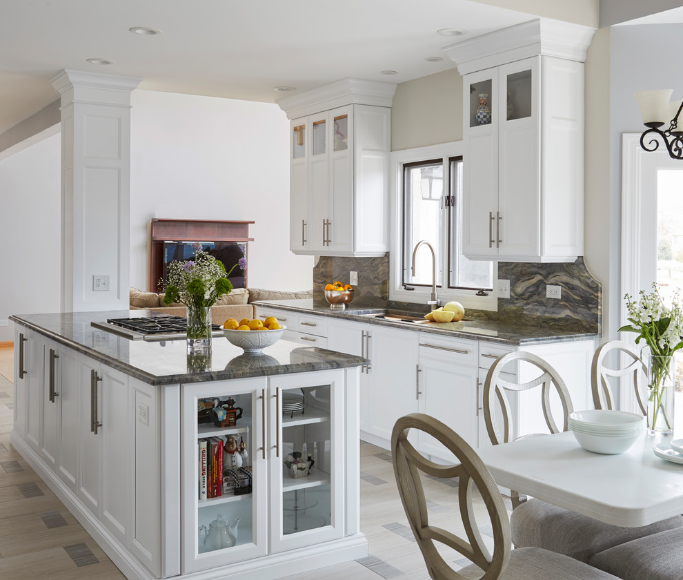 Inredning av ett klassiskt flerfärgad flerfärgat kök och matrum, med en undermonterad diskho, luckor med infälld panel, vita skåp, fönster som stänkskydd, en köksö och flerfärgat golv