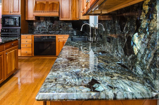 Lemurian Blue Labradorite Kitchen with Full Backsplash - Classico - Cucina  - Washington D.C. - di Granite Grannies