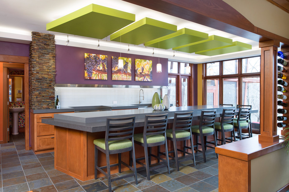 Zweizeilige Moderne Küche mit Schrankfronten im Shaker-Stil, hellbraunen Holzschränken, Küchenrückwand in Weiß, Rückwand aus Glasfliesen und Kücheninsel in Kansas City