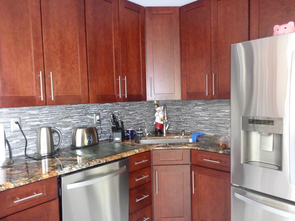 Foto på ett mellanstort funkis kök, med en undermonterad diskho, skåp i shakerstil, röda skåp, granitbänkskiva, grått stänkskydd, stänkskydd i keramik, rostfria vitvaror, klinkergolv i keramik och grått golv