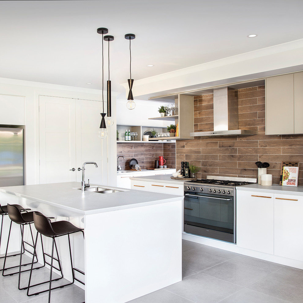 Zweizeilige Moderne Küche mit Unterbauwaschbecken, flächenbündigen Schrankfronten, weißen Schränken, Küchengeräten aus Edelstahl, Kücheninsel, grauem Boden und grauer Arbeitsplatte in Brisbane