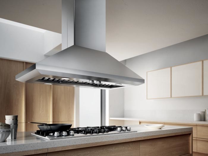 Imagen de cocina contemporánea con encimera de madera, electrodomésticos de acero inoxidable y una isla