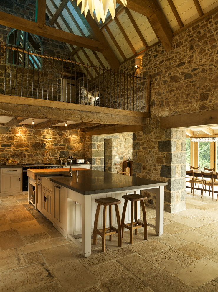 Foto de cocina de estilo de casa de campo con pared de piedra