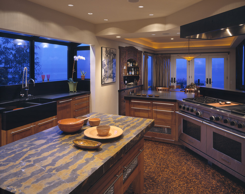 シアトルにある中くらいなアジアンスタイルのおしゃれなキッチン (ダブルシンク、インセット扉のキャビネット、淡色木目調キャビネット、御影石カウンター、シルバーの調理設備) の写真