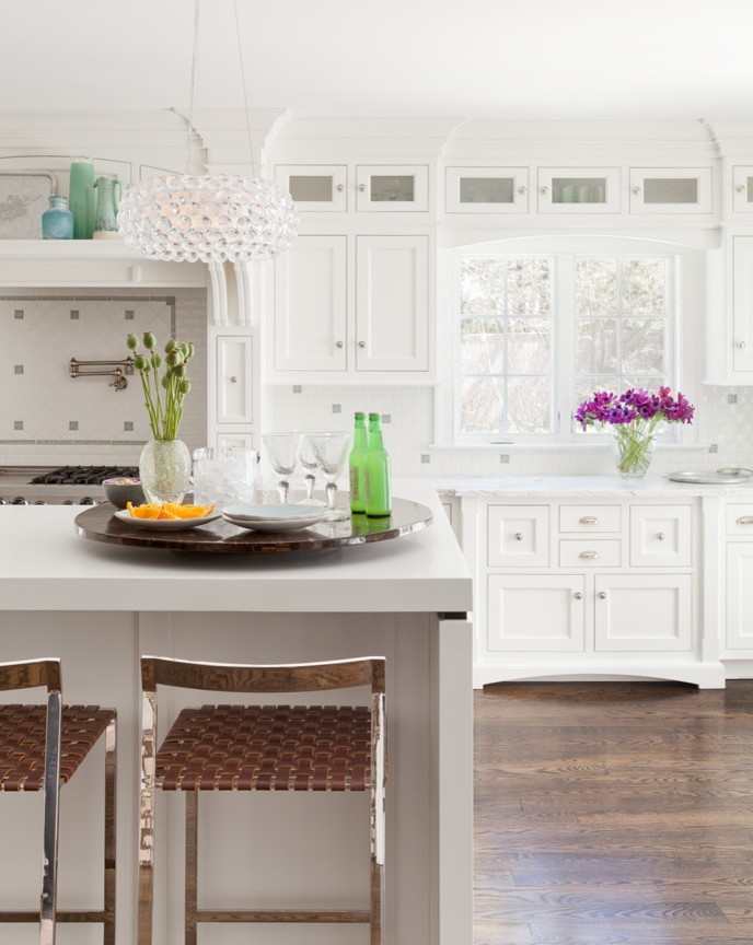 Bild på ett mycket stort funkis kök, med en nedsänkt diskho, luckor med glaspanel, vita skåp, granitbänkskiva, vitt stänkskydd, stänkskydd i sten, rostfria vitvaror, mörkt trägolv och en halv köksö