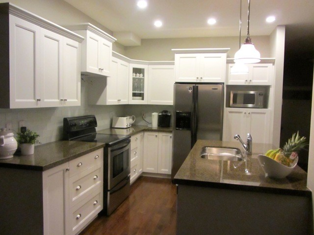 Kleine Moderne Küche in L-Form mit Vorratsschrank und Kücheninsel in Vancouver