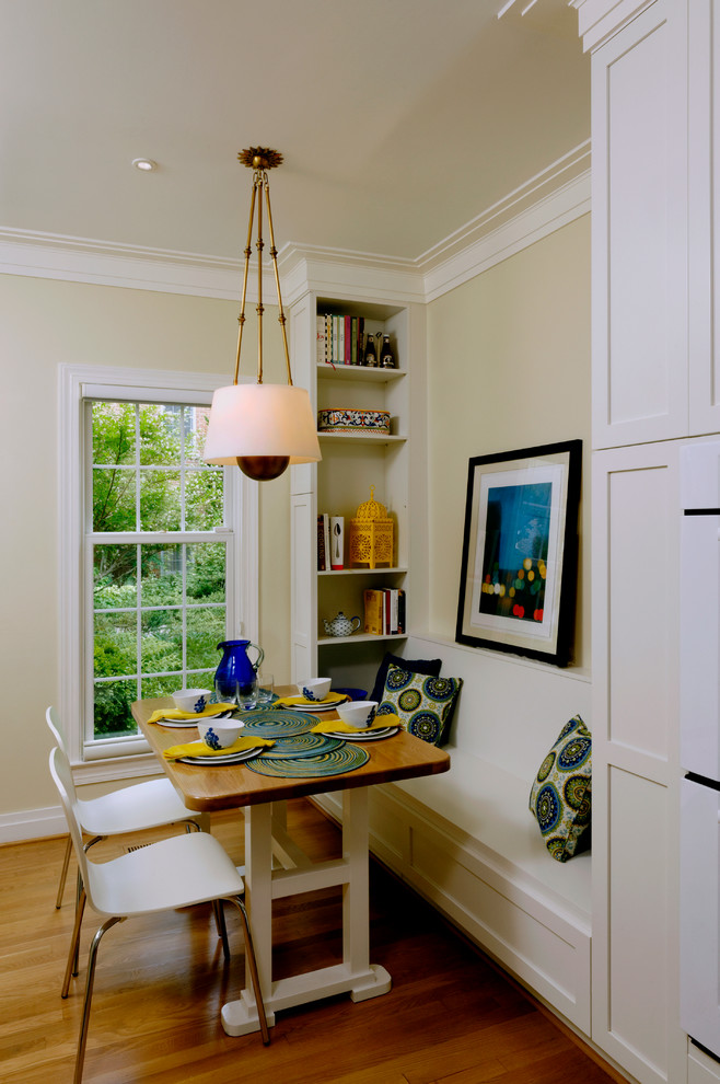 Источник вдохновения для домашнего уюта: кухня в современном стиле с обеденным столом, фасадами в стиле шейкер, белыми фасадами и окном