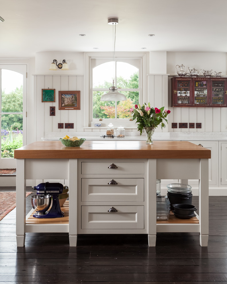 Example of a classic kitchen design in Other