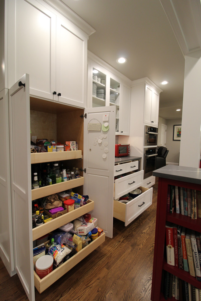 Bild på ett mellanstort lantligt grå grått kök, med en rustik diskho, skåp i shakerstil, röda skåp, bänkskiva i kvarts, grått stänkskydd, stänkskydd i cementkakel, integrerade vitvaror, mellanmörkt trägolv, flera köksöar och brunt golv