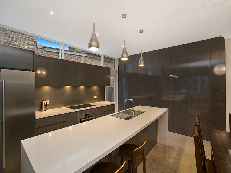 Moderne Wohnküche mit Kücheninsel in Sydney